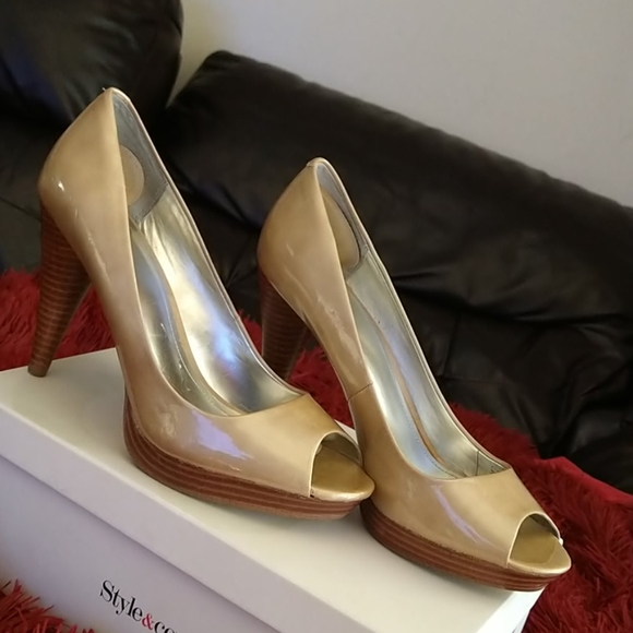 Heels - Picture 2 of 3